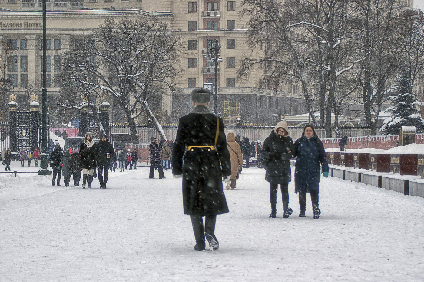 Идет солдат по городу лев