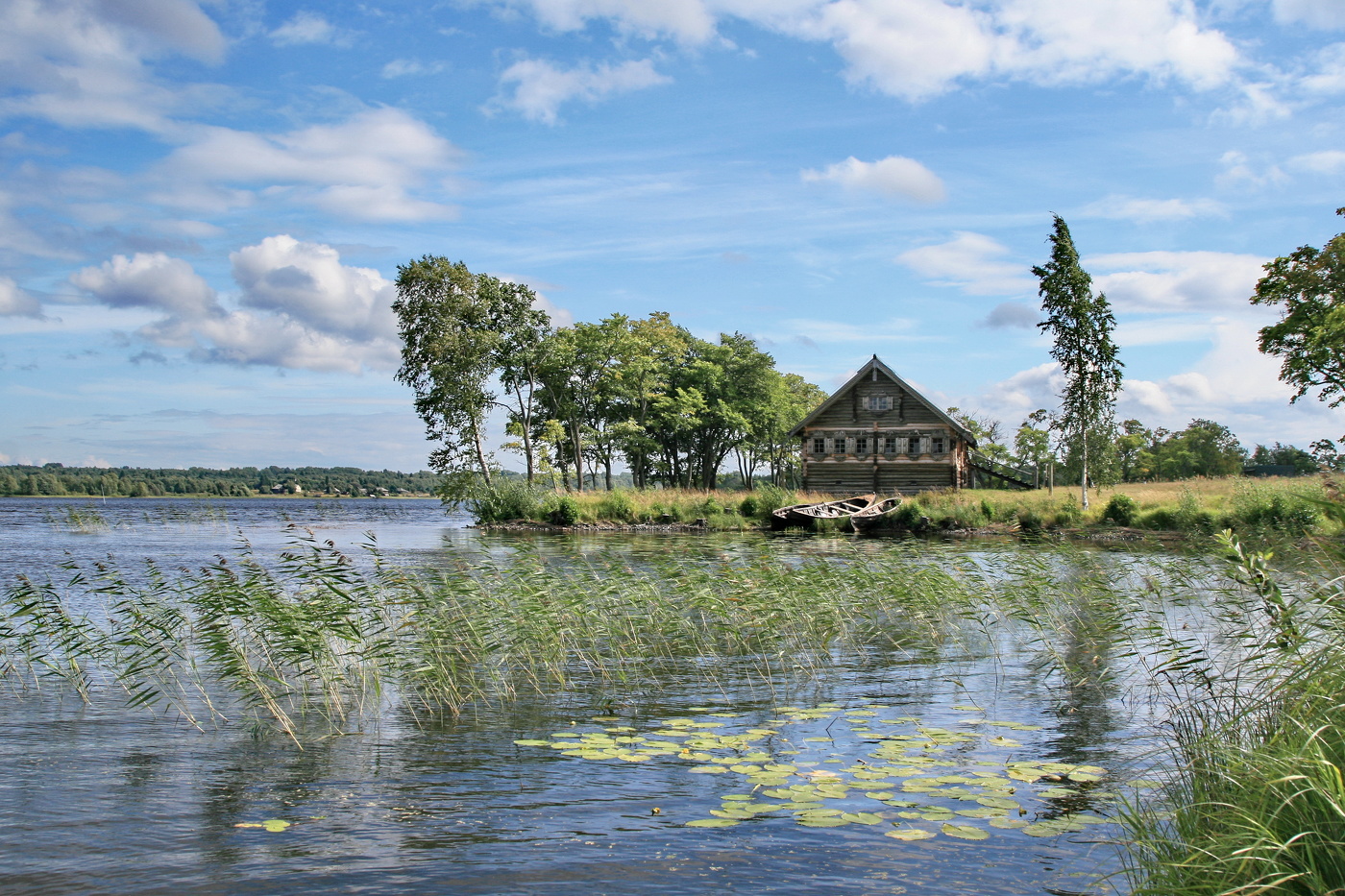 Деревенский домик на берегу озера