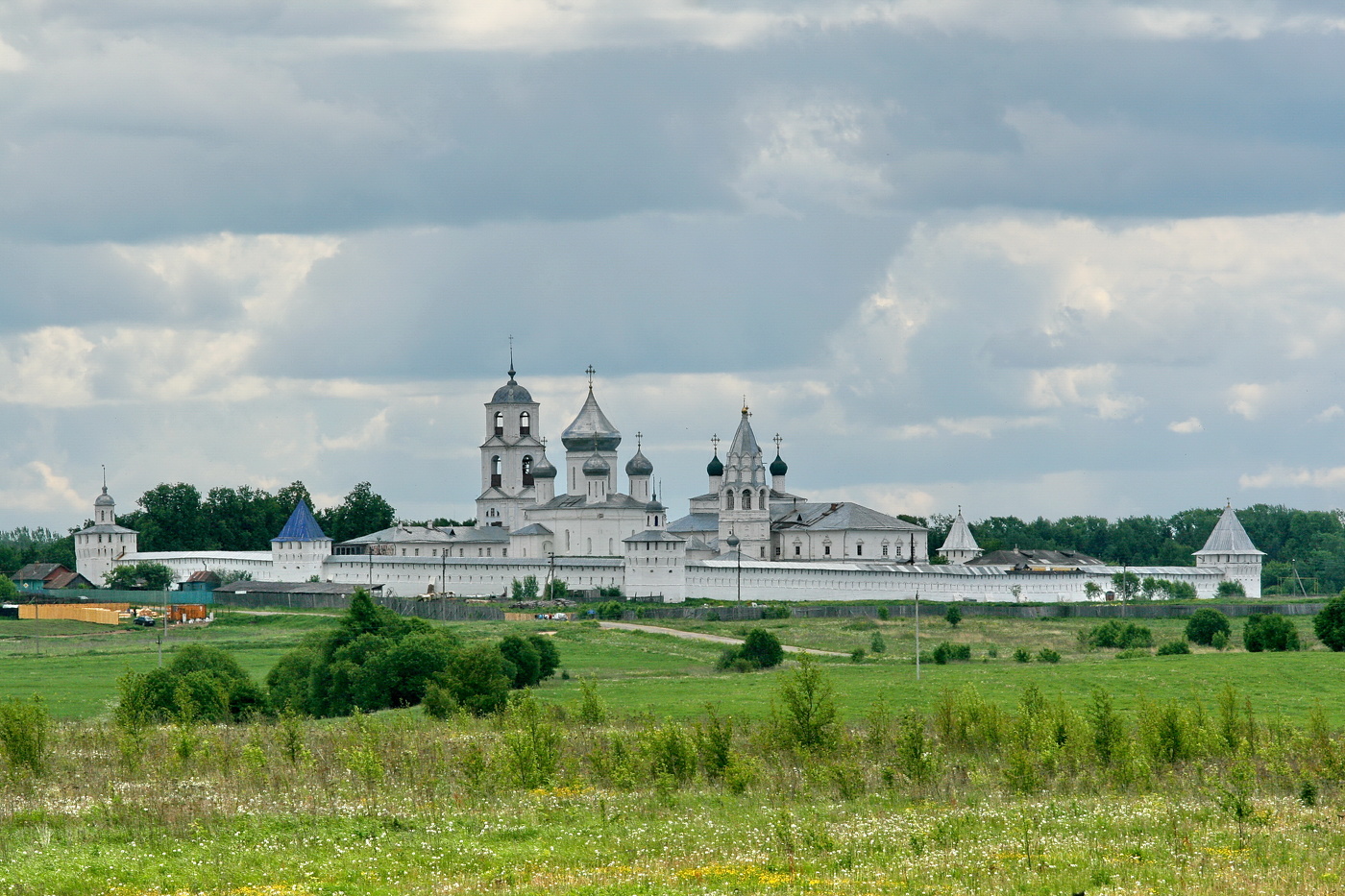 Стены Никитского монастыря