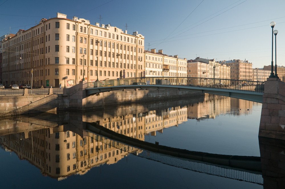 Питер 1 питер 2. Коломенский мост в Санкт-Петербурге. Канал Грибоедова Адмиралтейский район. Канал Грибоедова Коломна. Коломенский мост через канал Грибоедова.