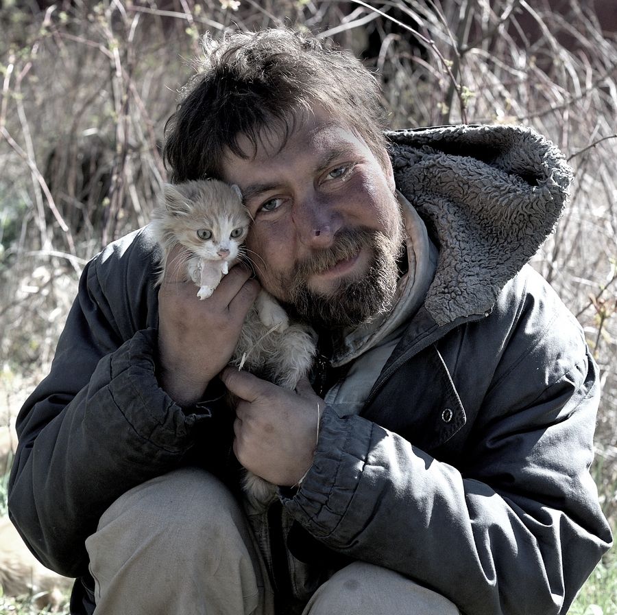 Фото бездомного человека