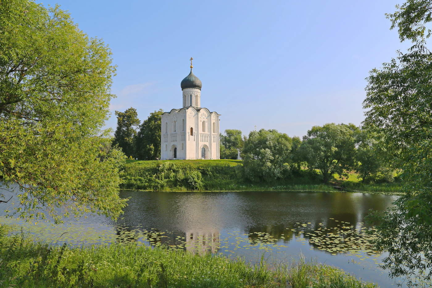 храм на берегу реки