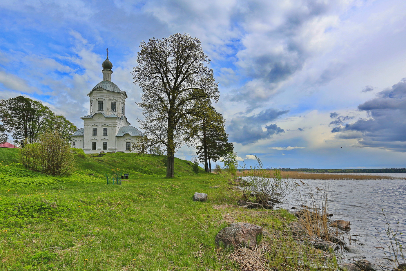 храм на берегу реки