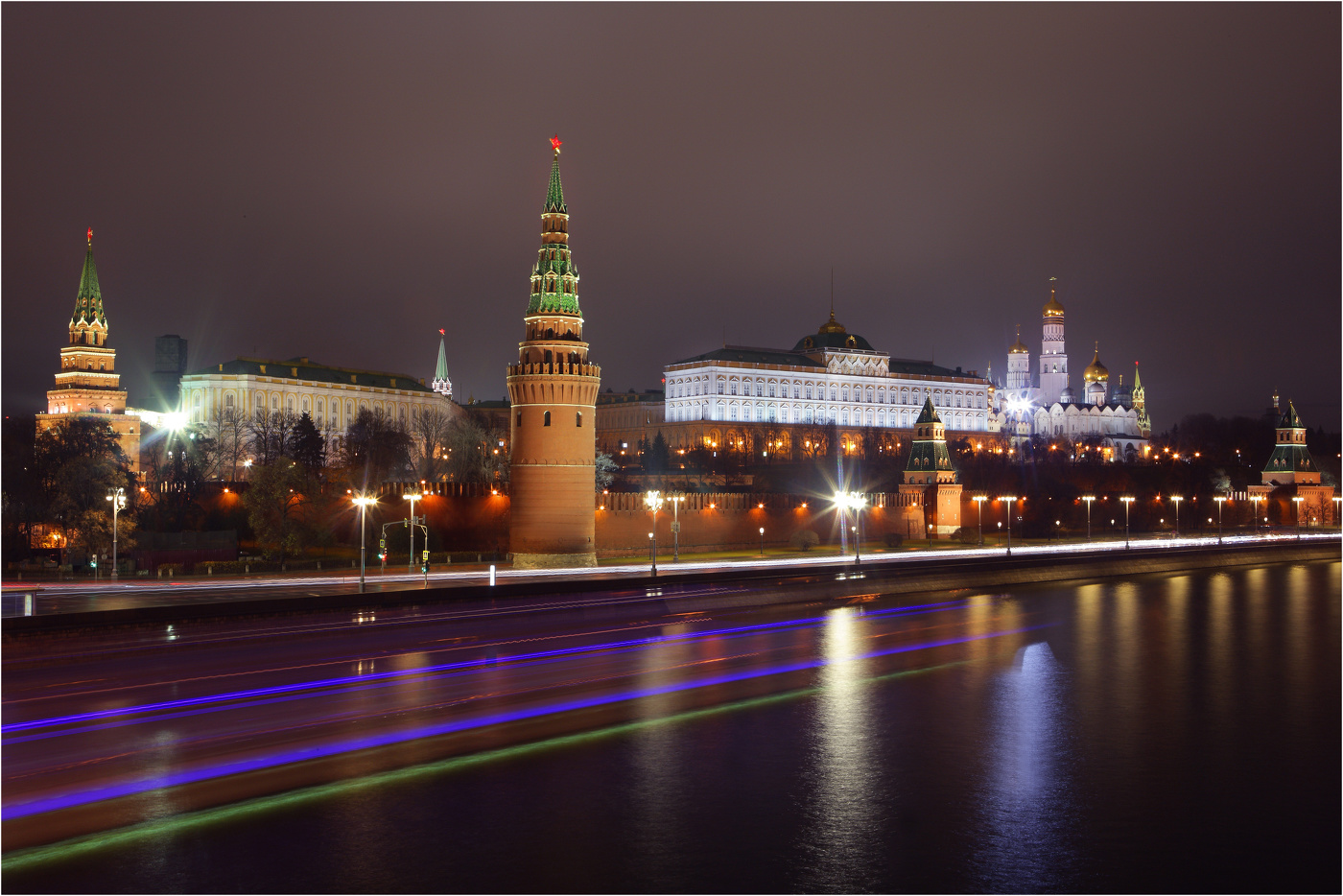 Автор кремлевской. Кремль вид с Рэдиссон. Кремль в Москве под солнце. Кремль Рэдиссон крыша. Вид на сцену Кремль.