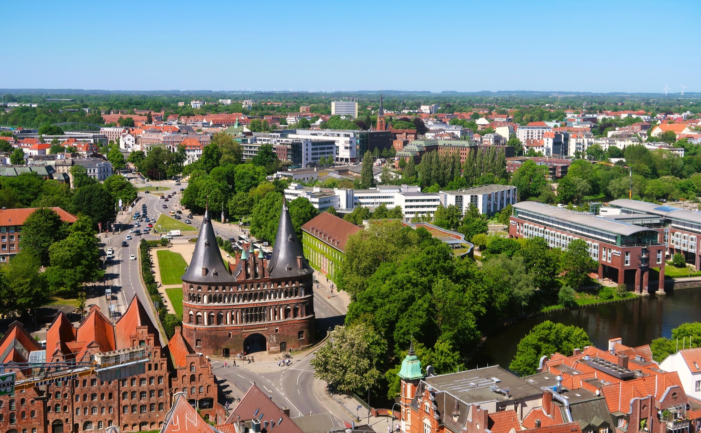 LÜBECK / Любек — красивейший город на севере Германии, был основан в начале  XII века, а в XIII веке город стал столицей Ганзейского союза Город стоит  на берегу Балтийского моря на реке