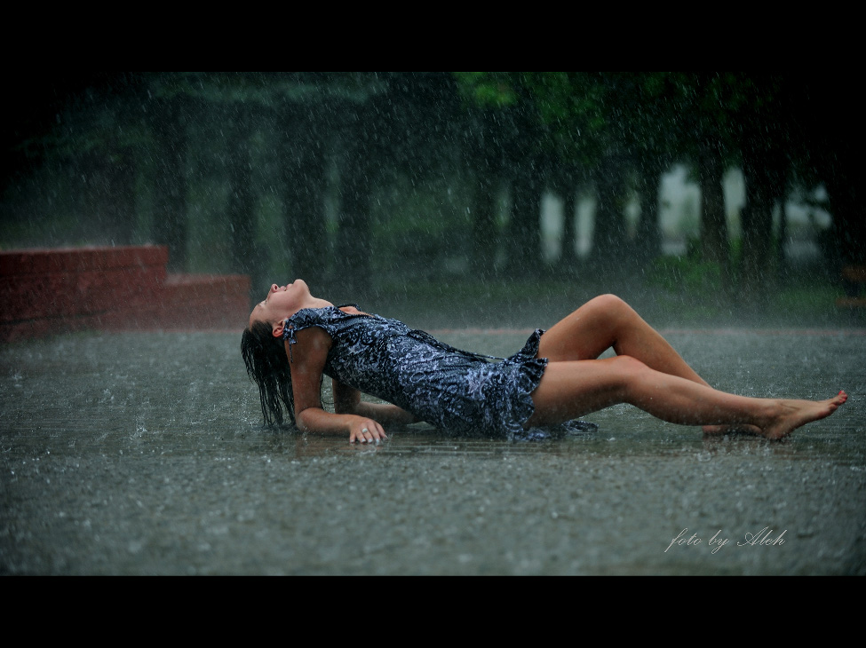 Фото под девушек под дождем
