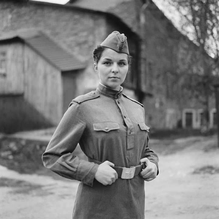 На фотографии стояла девушка в военной форме в солдатских сапогах в гимнастерке и юбке фразеологизм