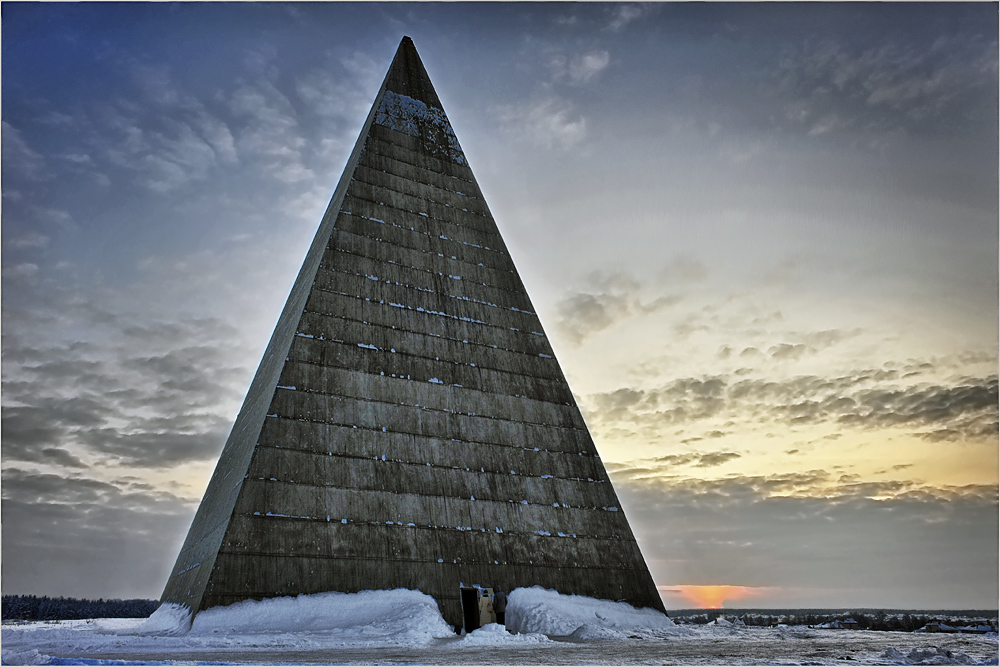 Т д пирамида. Пирамида голода на Новорижском шоссе. Пирамида Подмосковье энергетическая. Селигерская пирамида голода.
