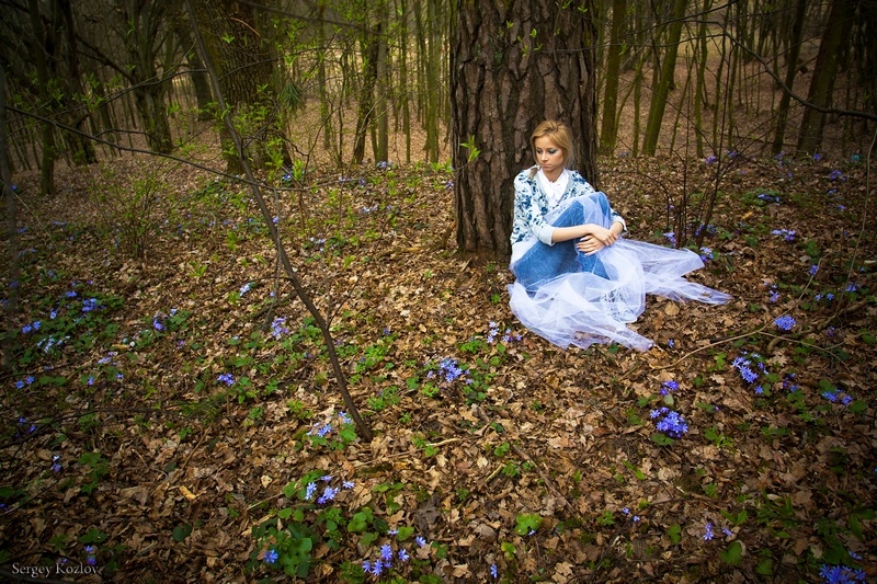 Фото с ландышами девушки в лесу