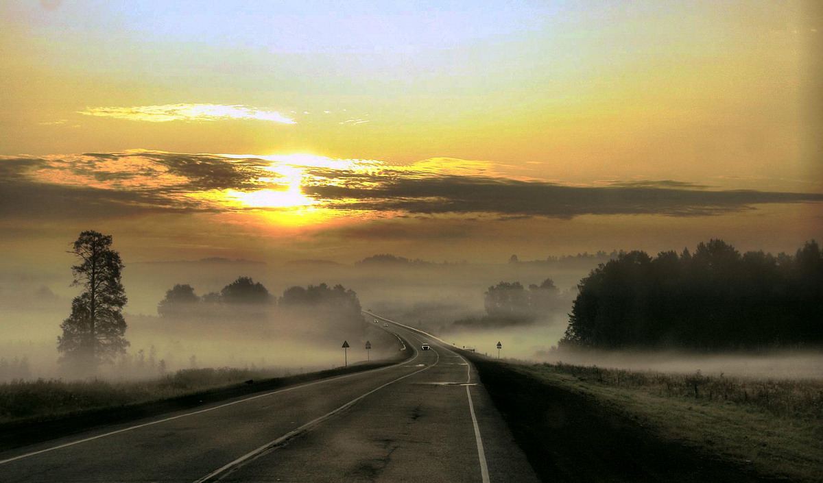 То в дальнюю дорогу. Дорога закат. Закат на трассе. Дорога на рассвет. Дорога в тумане.