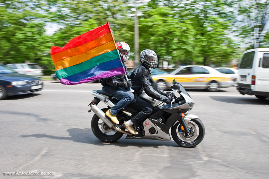 Пожилые волосатые мужчины. Флаг мотоциклистов. Флаг на мотоцикл. Флажки на мотоцикл.