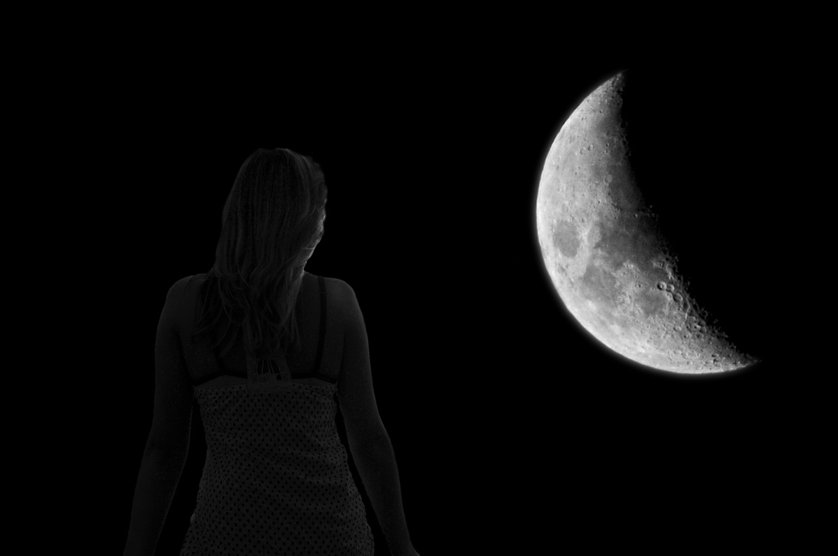 Картинки луны человек. Девушка-Луна. Девушка на фоне Луны. Женщина в ночи. Убывающая Луна.