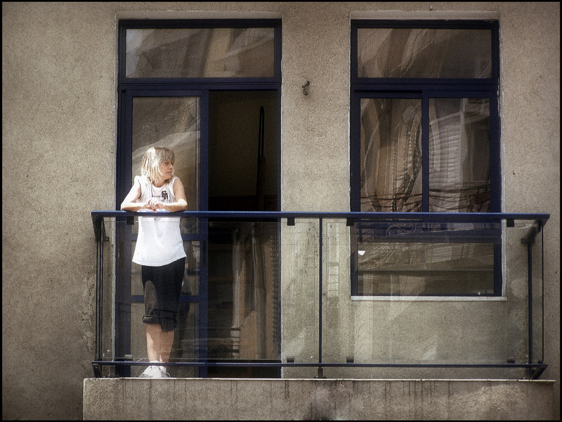 Window life. Фотокарточки на балконе. Окна на балконе фото. Окна клуба. Игорь балконов.