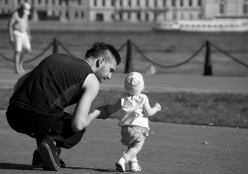 Отцу ну. Отцы и дети чб. Папа с дочкой на прогулке. Папа догоняй. Девочка убегает от папы.