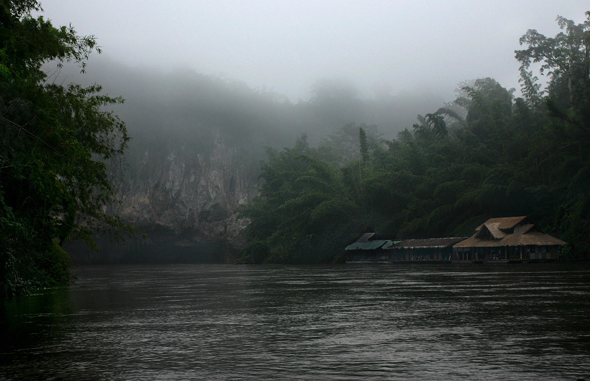 Первозданный край. Джунгли с рекой Тайланд. Заброшенный корабль в джунглях Тайланда.