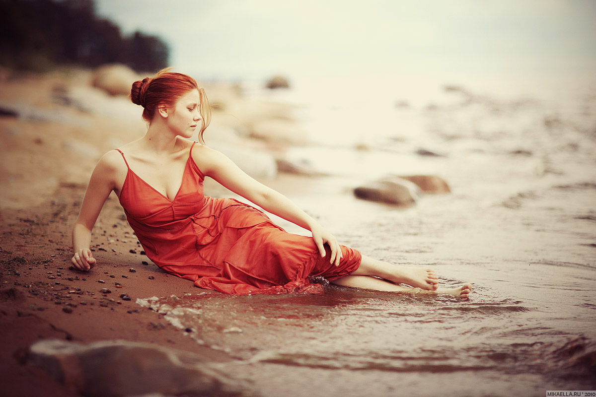 Фото рыжей девушки на реке