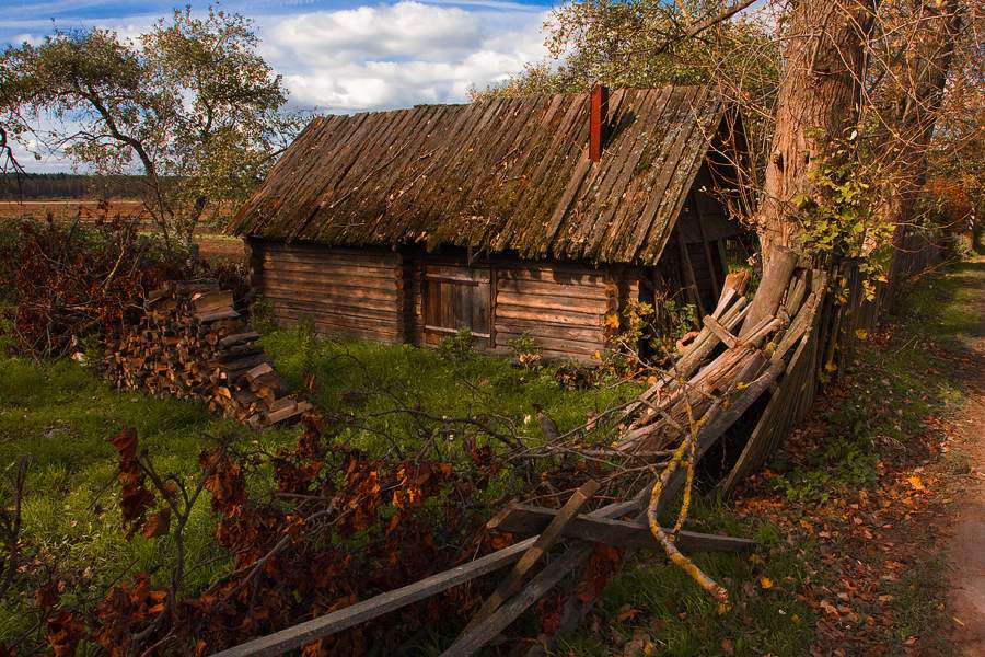 Один в деревне. Селянский домик. Фото банька в деревне вечером. Харцызск Селянская деревня. Селянские строения.