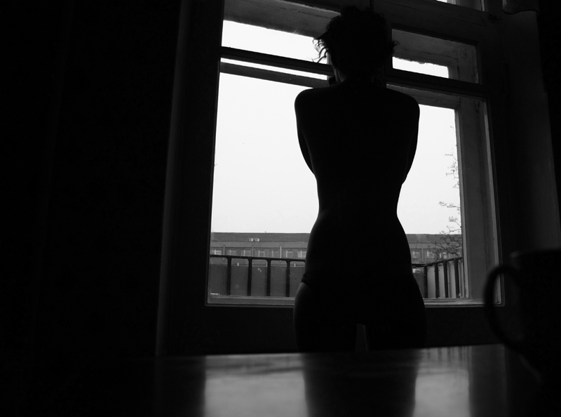 Фото девушки с короткой стрижкой сзади в темноте