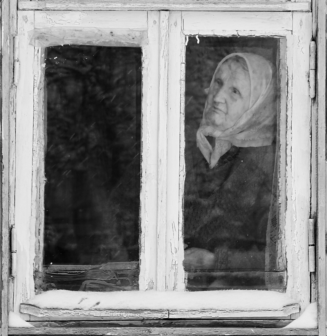 Глянула матушка в окно а там все. Старушка у окна в деревне. Бабушка у окна. Старая женщина у окна. Силуэт бабушки в окне.