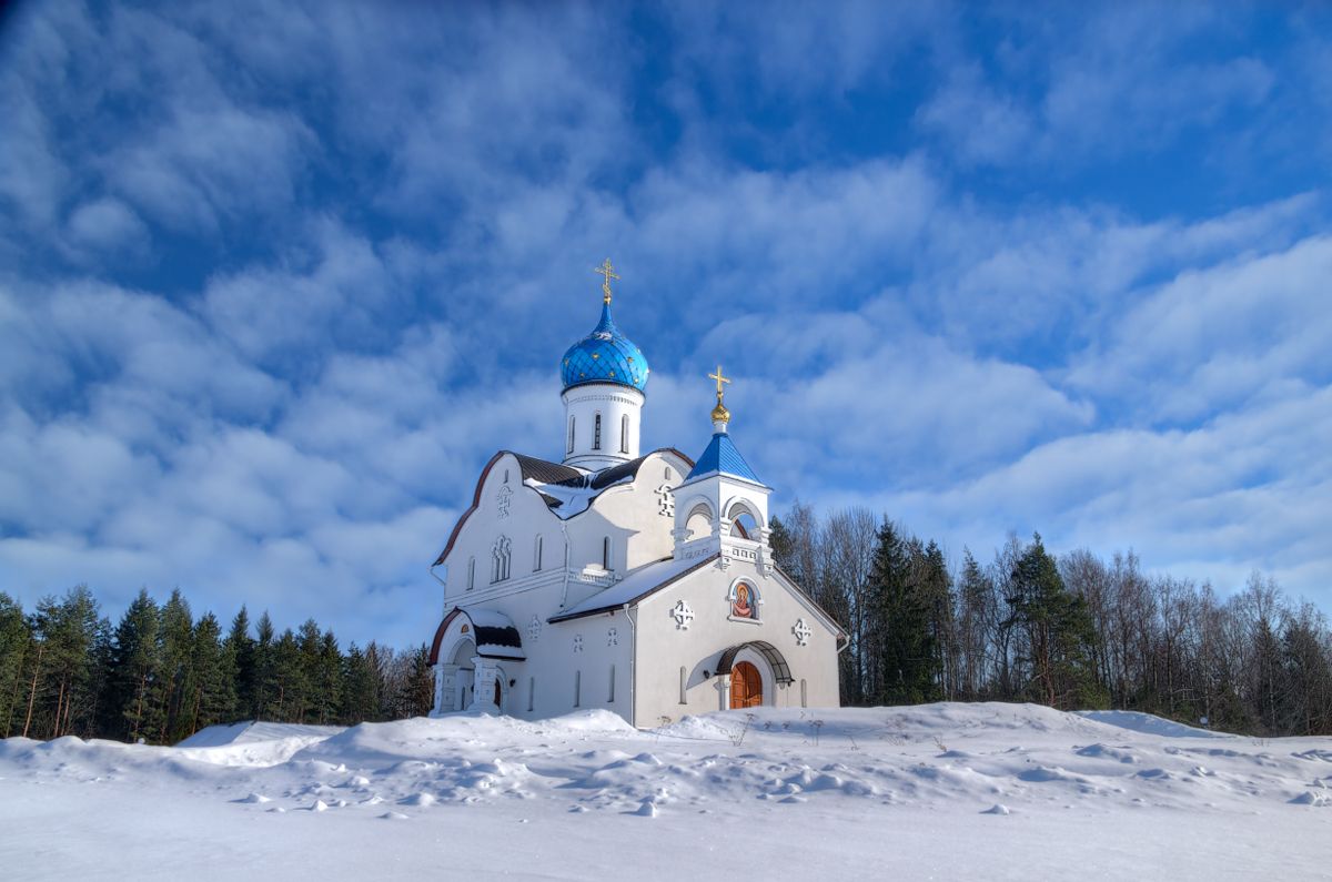 Церковь в зимних горах