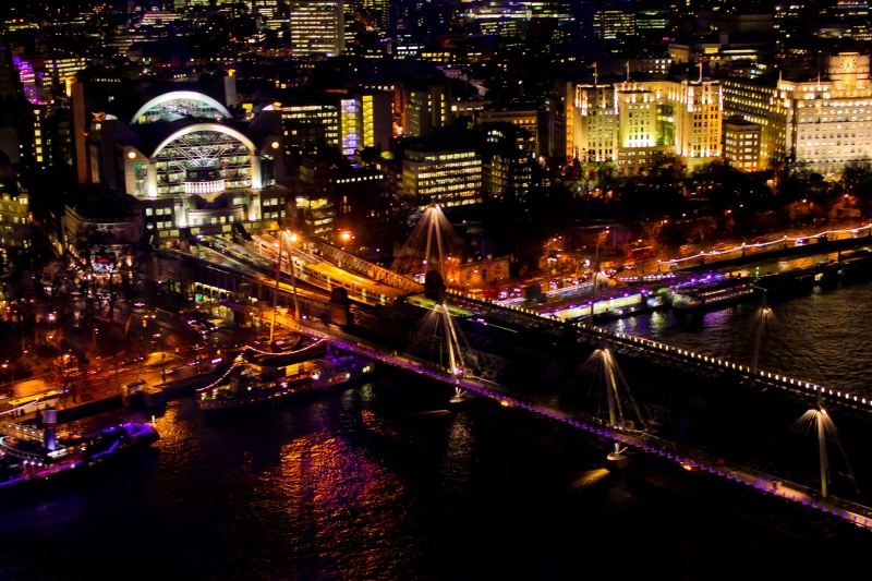 ночной город с огнями вокзала