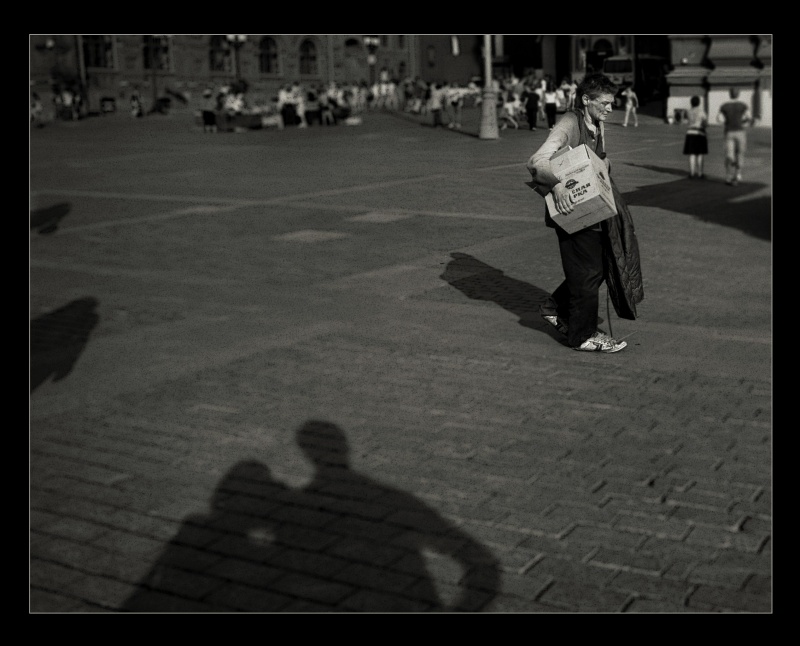 Текст песни положение диор. Снова один прогуляюсь без тени. Парень ночью на улице. Парень и девушка идут по дороге. Снова один прогуляюсь без цели.