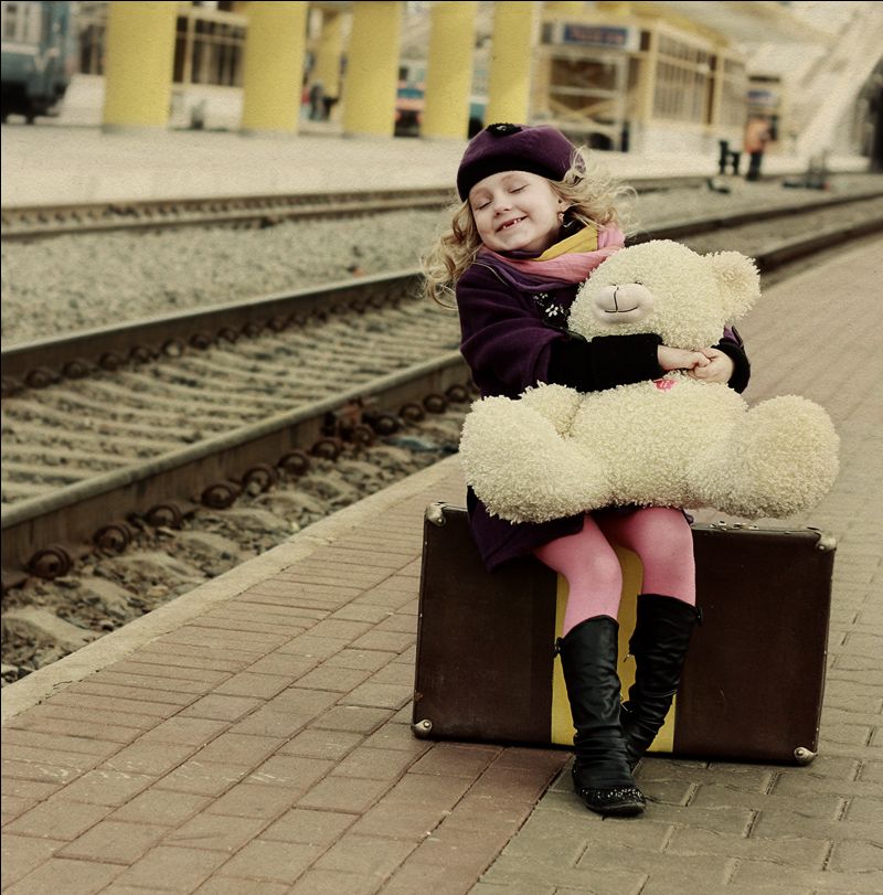 Понравился смешной. Девушка на вокзале с чемоданом. Фотосессия с чемоданом. Чемодан для девочек. Фотосессия на вокзале с чемоданом.