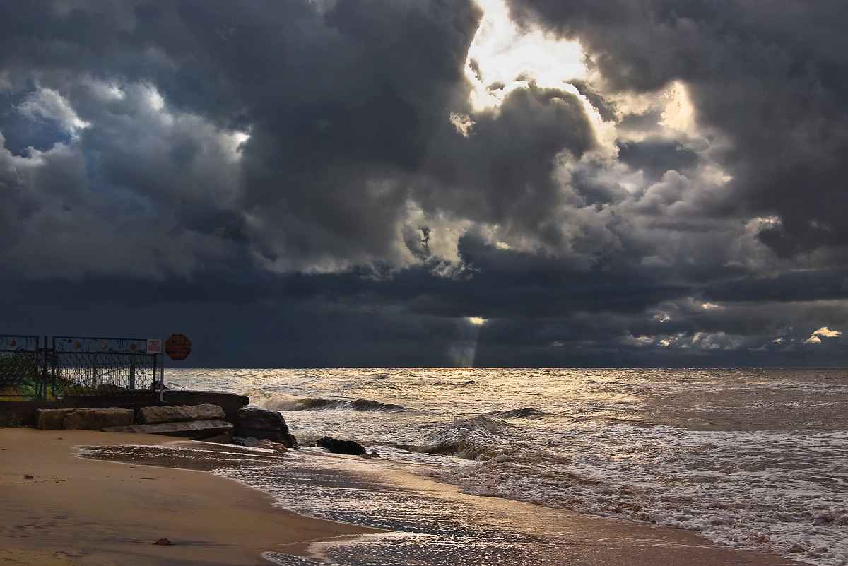 После бури читать. Пляж перед штормом. Море перед грозой. Море после бури. Море после шторма.
