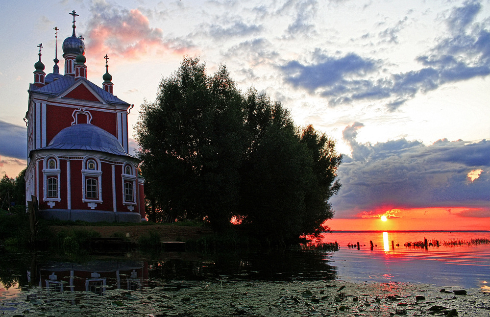 Церковь на берегу реки фото