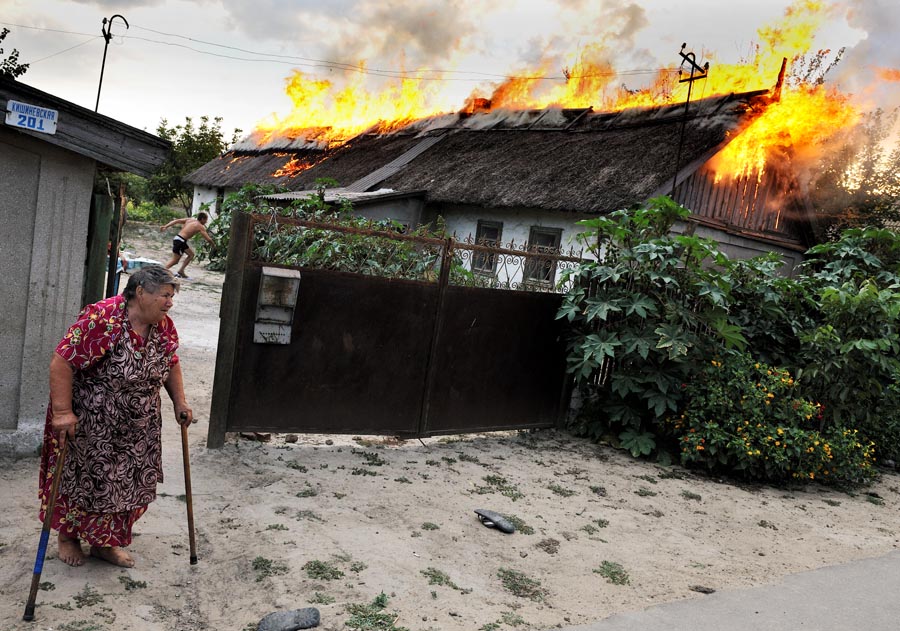 Фото горящего дома в деревне