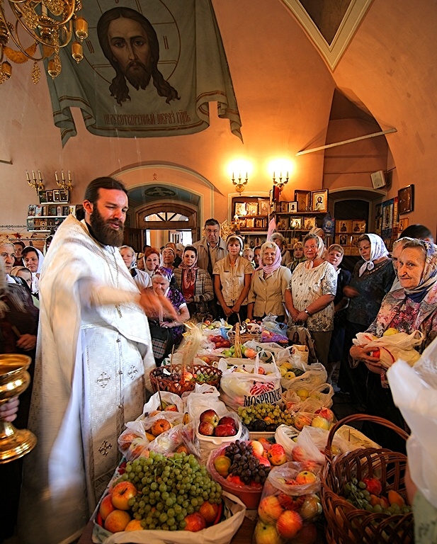 Яблочный спас в церкви