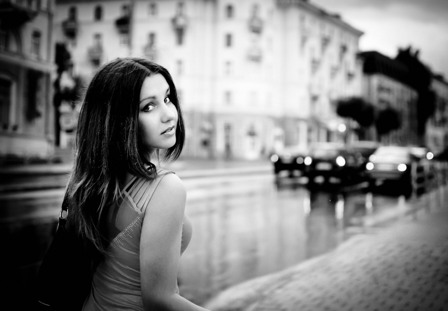 Девушка обернулась назад. Обернуться. Европейские женщины. Девушка оглянулась в городе. Обернись фото.