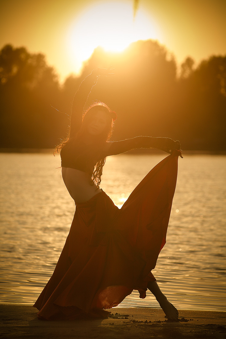 Танцы в закате. Девушка на рассвете. Девушка в воде на закате. Девушка и закат солнца. Девушка танцует на закате.
