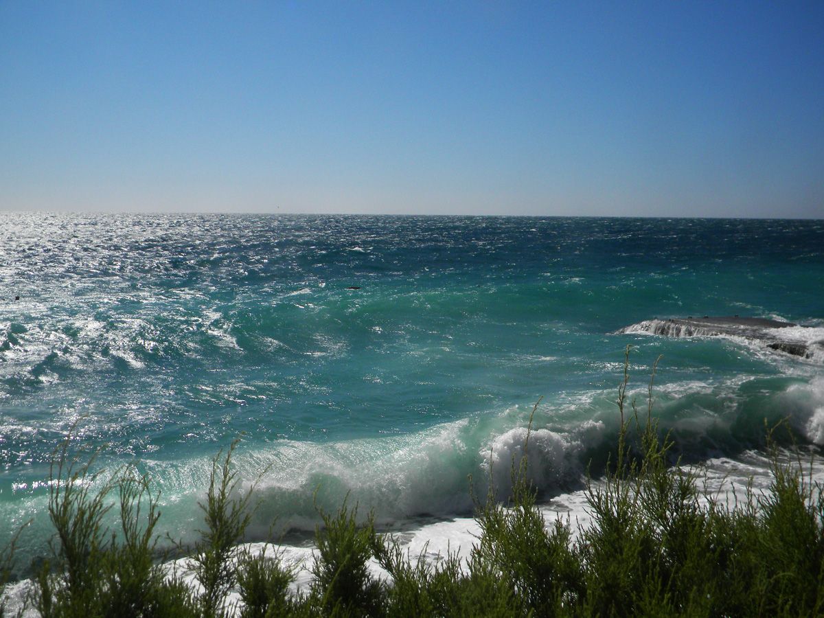 Какое море в грозном. Грозные моря. Грозненское море. Брызги моря. Грозненское море фото.
