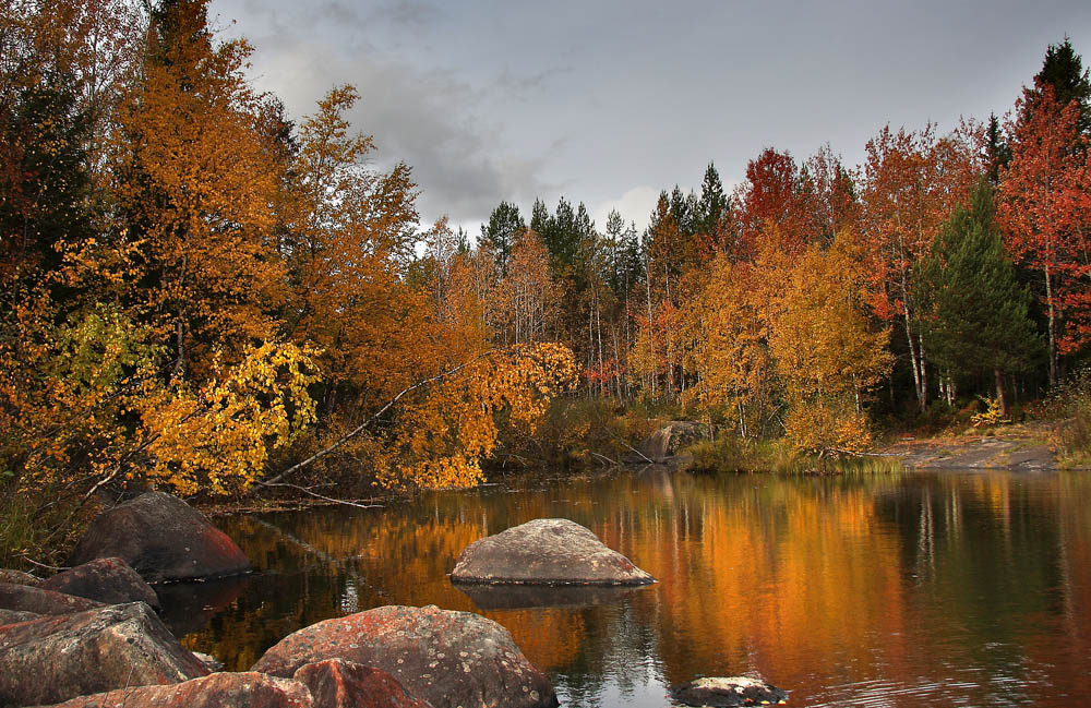 Храм Север осень река