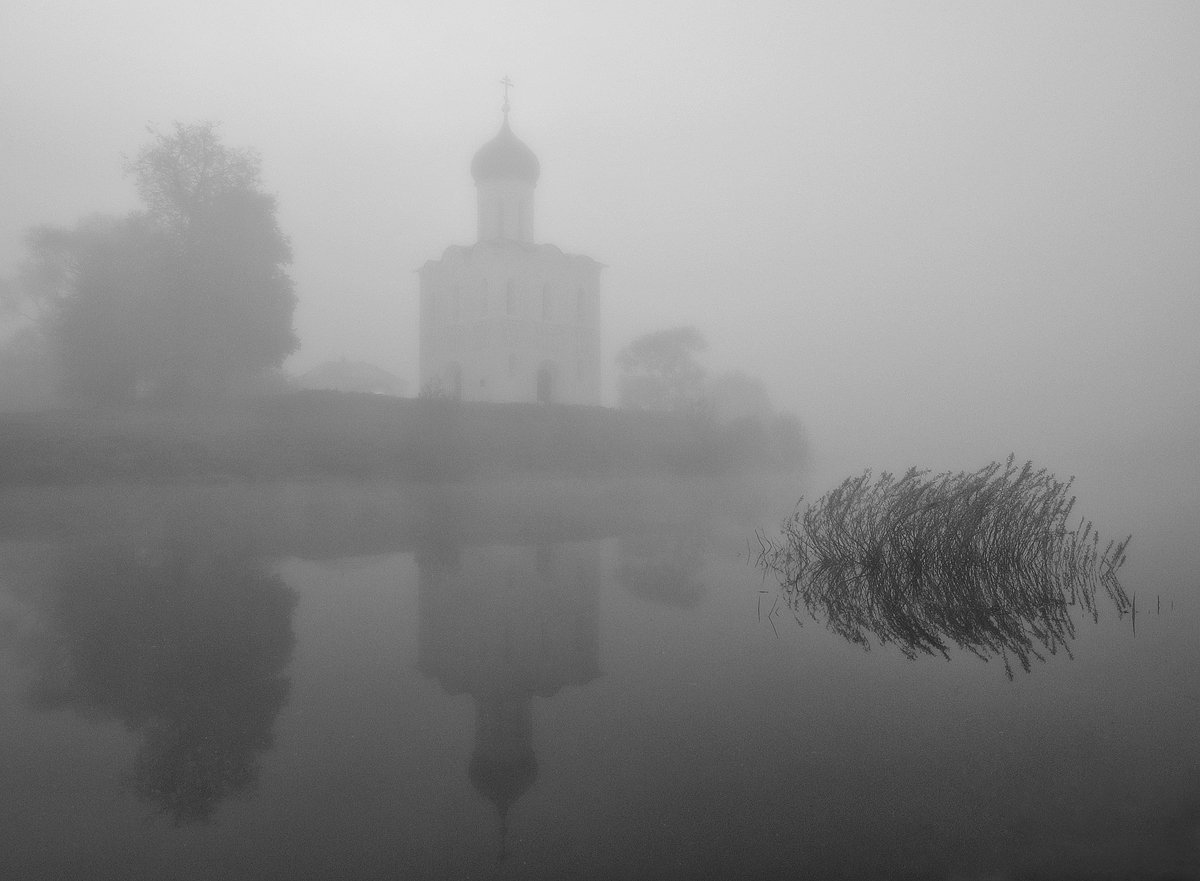 Храм в тумане в на рассвете