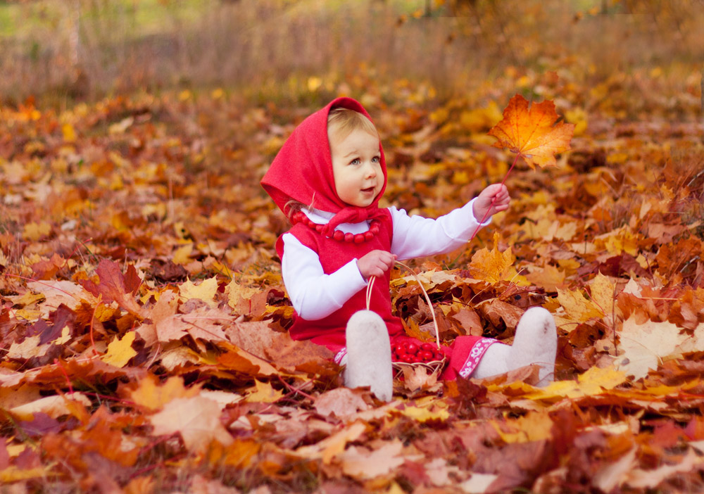 Картинки осень добра. Осень для детей. Осенние листья для детей. Дети в осенней листве. Детская осенняя фотосессия в лесу.