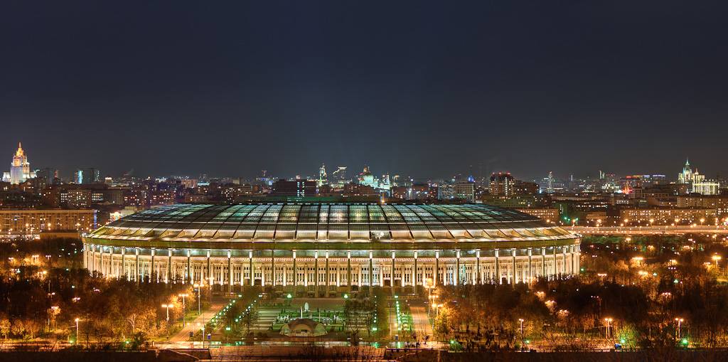 Москва улица лужники. Воробьевы горы Лужники ночью. Ночные Лужники 2008. Картина Воробьевы горы Лужники. Парк Лужники ночью.