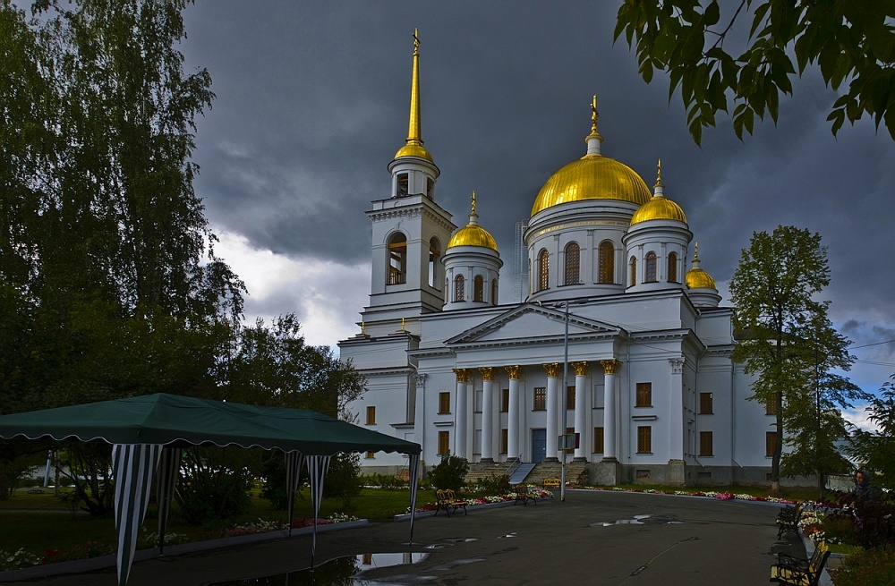 Новотихвинский женский монастырь екатеринбург. Храмы и монастыри Екатеринбурга. Храм Екатеринбург Православие. Классицизм Новотихвинский монастырь. Храм Александра Невского в Екатеринбурге фото.