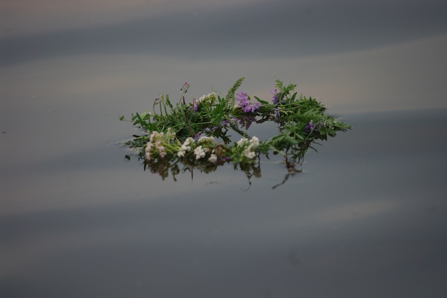 Пускают венки на воду. Венки на воде. Венки плывут по воде. Ивана Купала венки на воде. Венки вода Эстетика.