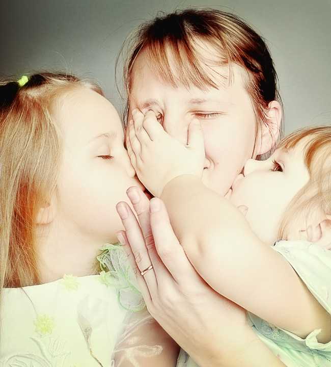 Мама и дочка целуются. Поцелуй матери. Мама целует дочь. Мама целует малыша. Фотосессия мама целует дочку.