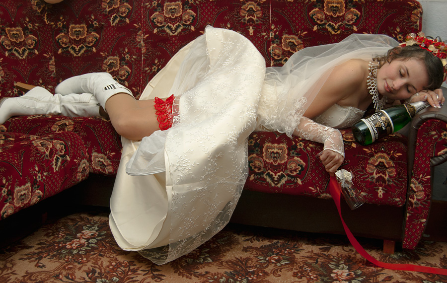 Невеста пока муж. Машка невеста. Уснула на свадьбе фото.
