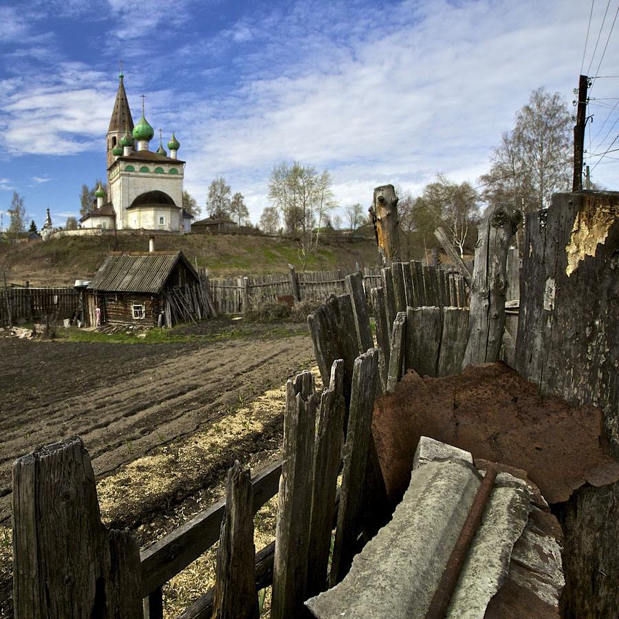 Из москвы в деревню ютуб. Разрушенная Церковь село Вятское. Лух монастырь разруха. Вятское Ярославская область Церковь заброшенная. Разрушенная деревня.