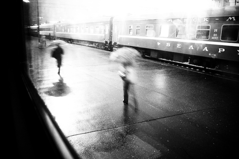 Люди в жизни как поезда. Уходящий поезд. Перрон. Дождь на перроне. Дождь вокзал.