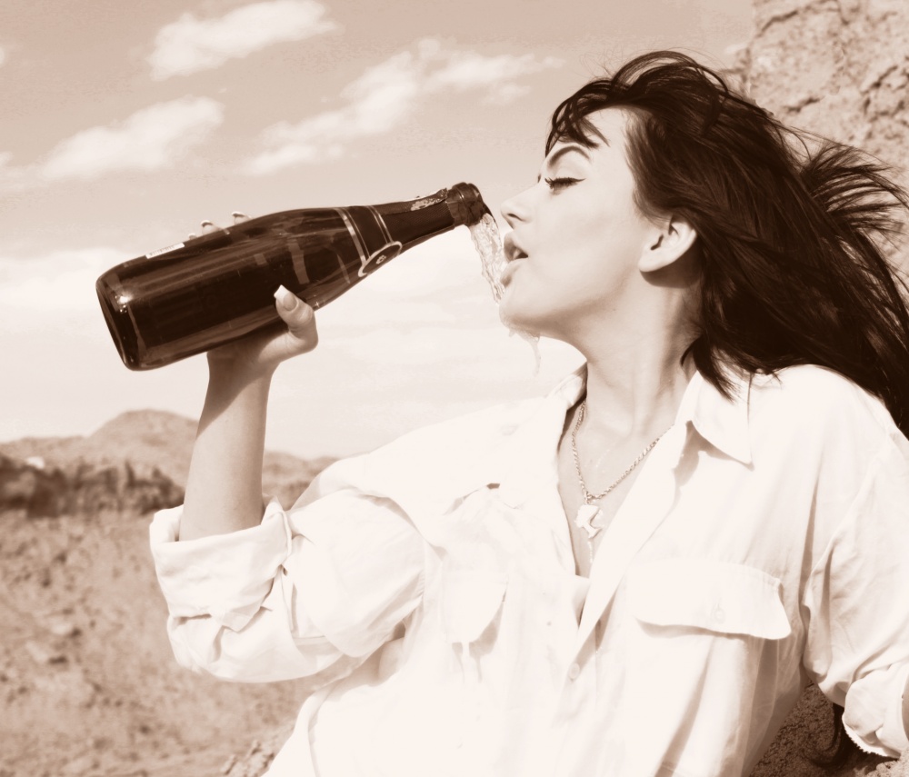 Девушка с бутылкой шампанского фото