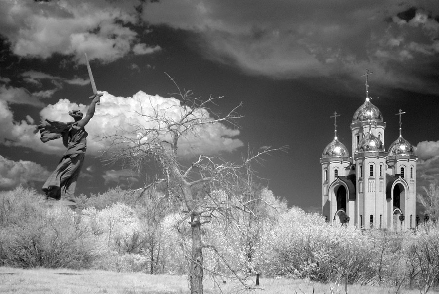 Мать родина в волгограде черно белое фото