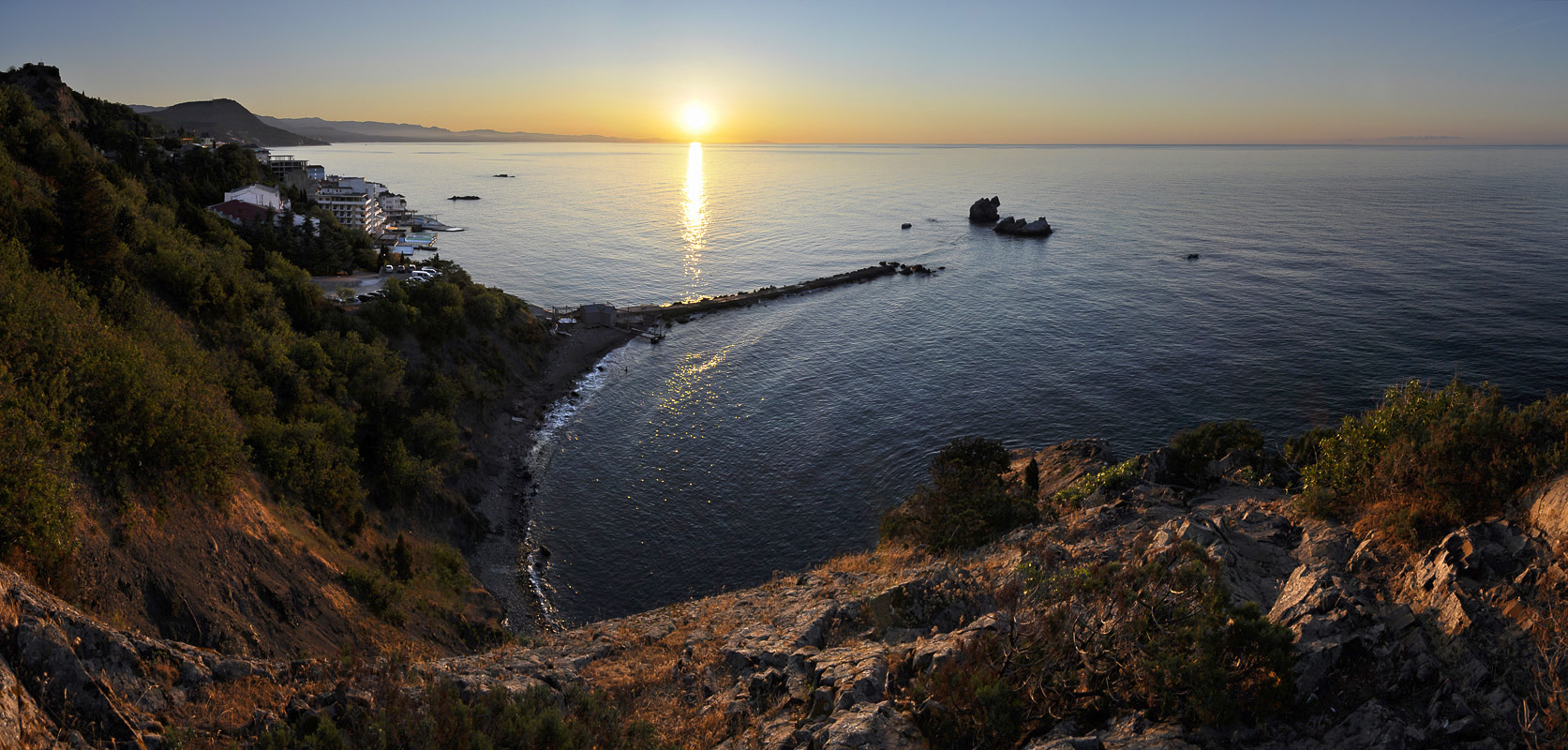 Алушта черный. Черное море Алушта. Крымские утесы на море. Харатан-Хая Алушта. Черное море Алушта фото.