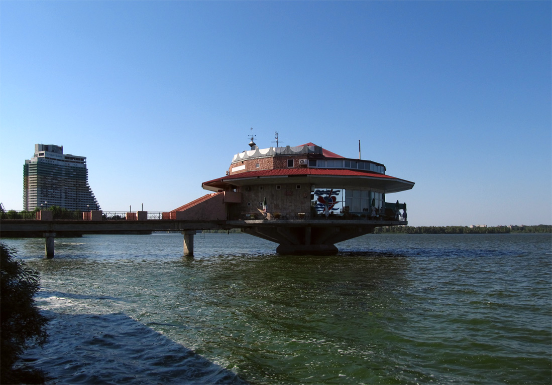 Поплавок севастополь. Днепр ресторан поплавок. Ресторан на воде в Днепропетровске. Ресторан на реке Днепр. Ресторан поплавок Ярославль набережная.