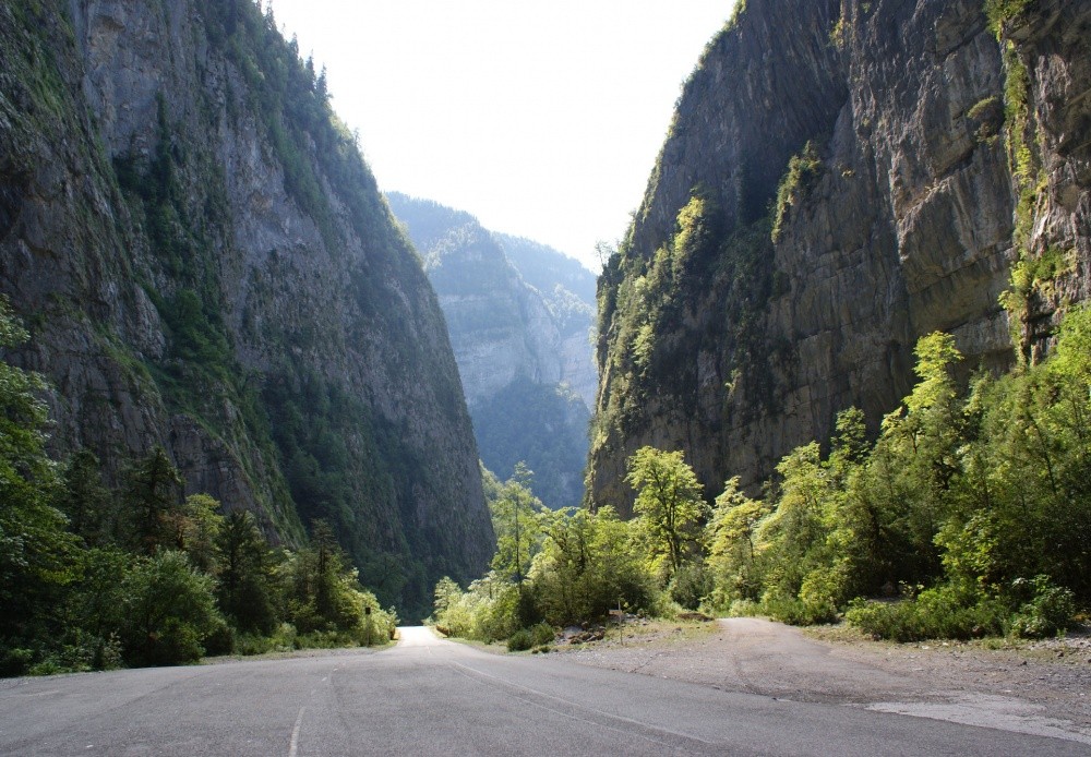 Абхазская дорога. Юпшарский каньон Абхазия. Дорога на озеро Рица Абхазия. Горные дороги Абхазии озеро Рицца. Абхазия дорого га озеро Рица.