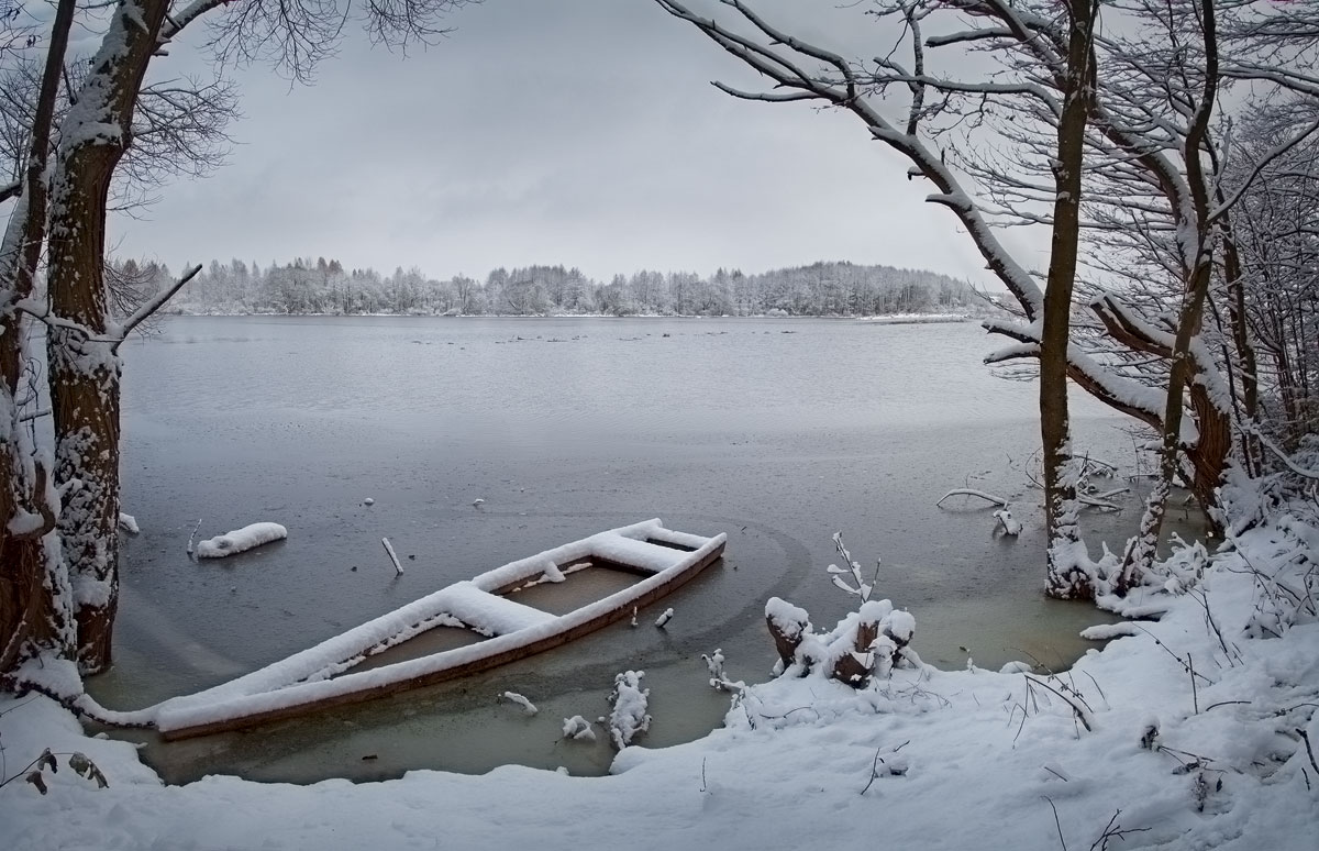 Речка клева. Лодка зимой. Лодки под снегом. Лодка в снегу. Река лодка зима.